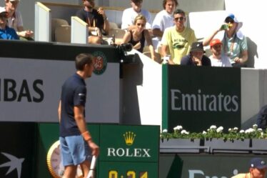 La star de Roland-Garros lui a dit "vous devez vous comporter" alors que sa femme le réprimande sévèrement