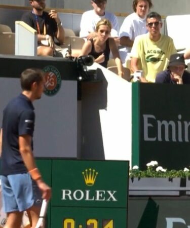 La star de Roland-Garros lui a dit "vous devez vous comporter" alors que sa femme le réprimande sévèrement