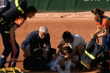 La star de Roland-Garros s'effondre au sol et ne peut plus bouger alors que les médecins se précipitent au tribunal
