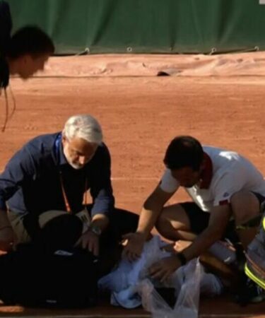 La star de Roland-Garros s'effondre au sol et ne peut plus bouger alors que les médecins se précipitent au tribunal