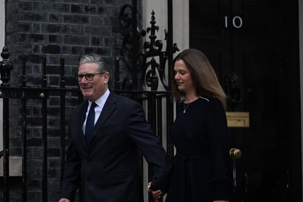 Keir et Victoria Starmer quittent le 10 Downing Street pour la cérémonie officielle