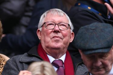 Le geste de Sir Alex Ferguson fait alors que le légendaire patron de Man Utd est transporté à l'hôpital en ambulance