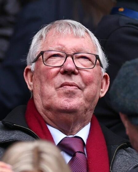 Le geste de Sir Alex Ferguson fait alors que le légendaire patron de Man Utd est transporté à l'hôpital en ambulance