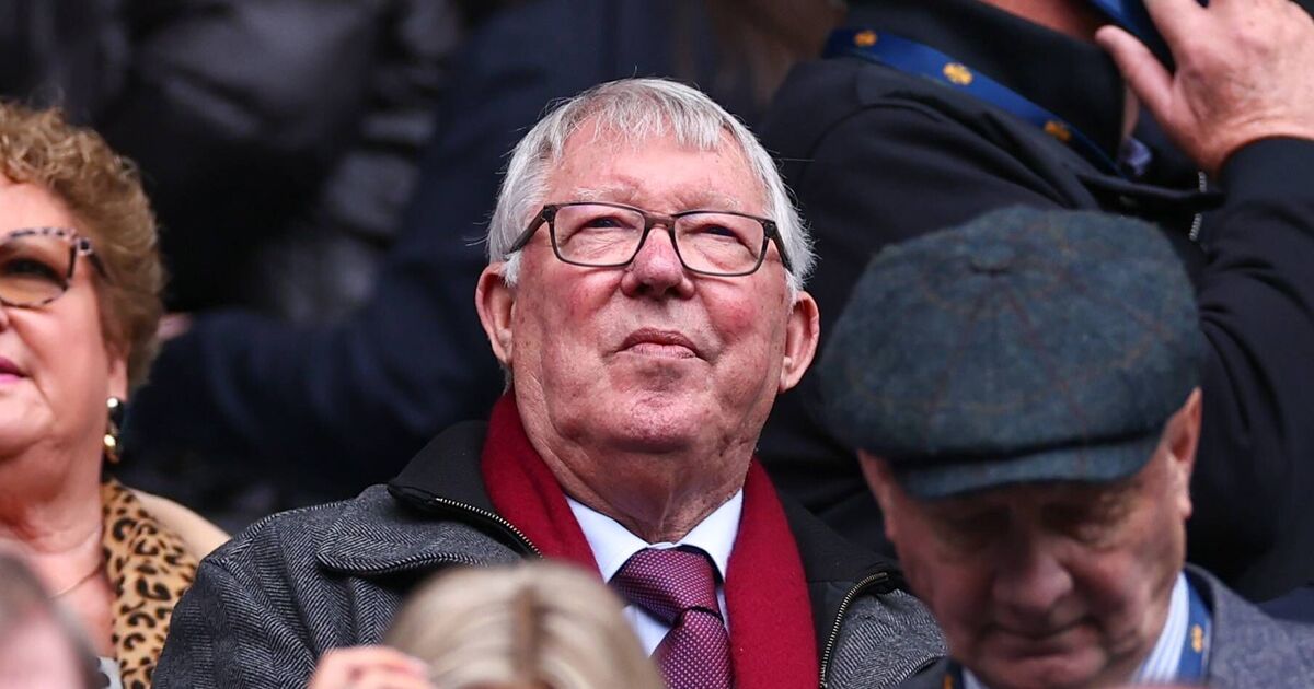 Le geste de Sir Alex Ferguson fait alors que le légendaire patron de Man Utd est transporté à l'hôpital en ambulance