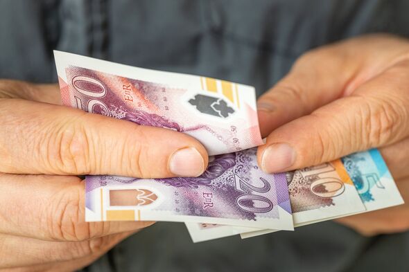 Argent de la Grande-Bretagne, Homme convertit les livres anglaises, Argent en main, Concept d'entreprise financière