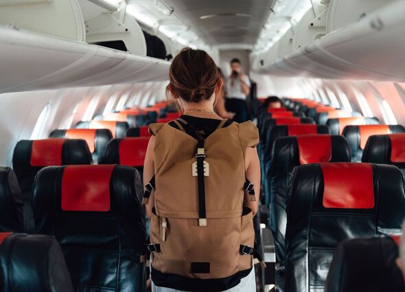 Jeune femme embarquant dans un avion vide Jeune femme embarquant dans un avion vide