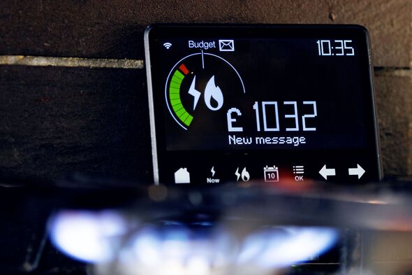 Gros plan du « compteur intelligent » derrière la cuisinière éclairée Gros plan du « compteur intelligent » derrière la cuisinière éclairée