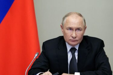 Poutine humilié alors que la « menace terroriste » réduit le défilé de la Seconde Guerre mondiale