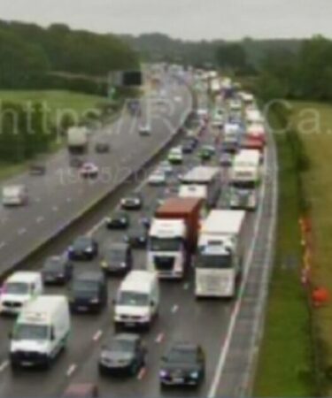 RÉCAPITULATIF du trafic M25 : Chaos dans le Surrey alors que les conducteurs sont confrontés à des retards de 60 minutes et à des files d'attente de 8 miles