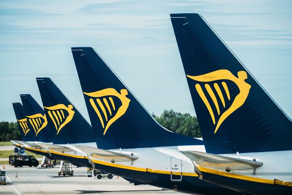 Une rangée d'avions appartenant à Ryanair garés sur le tarmac de l'aéroport de Stansted, Londres, Royaume-Uni