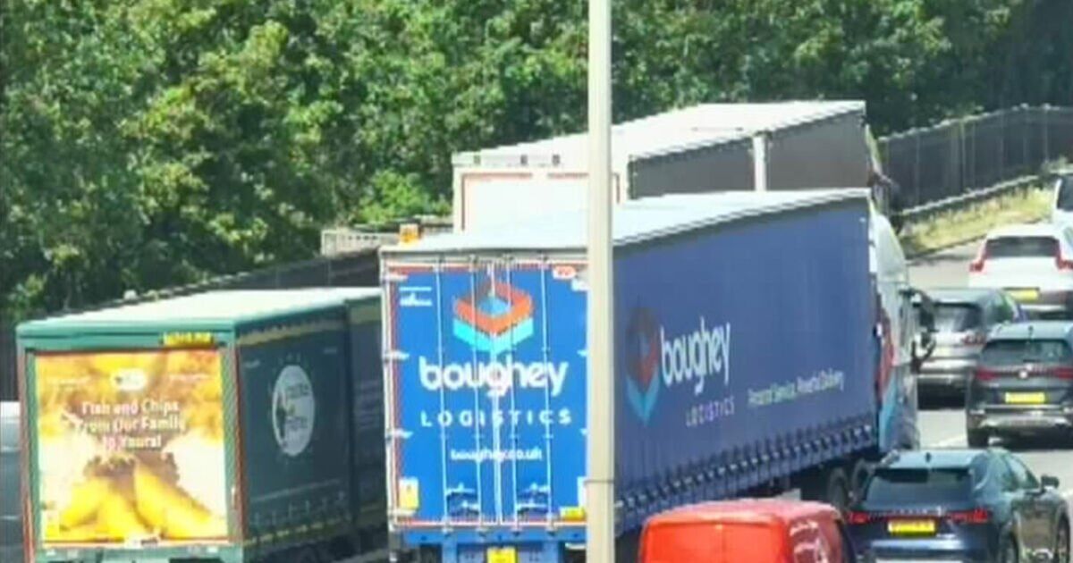 Trafic M25 EN DIRECT : Chaos sur une autoroute principale alors qu'un accident d'horreur impliquant plusieurs véhicules déclenche la fermeture