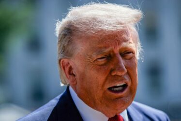 Trump « dément » attire l'attention sur une partie inquiétante de son corps en direct sur Fox News