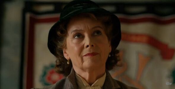 Home Fires grab montrant une femme avec un chapeau regardant vers le haut Home Fires grab montrant une femme avec un chapeau regardant vers le haut