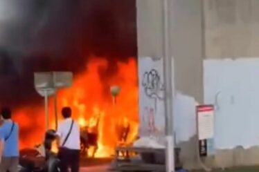 Une boule de feu d'horreur éclate après la collision d'un train et d'un bus à Bangkok, faisant au moins 9 morts
