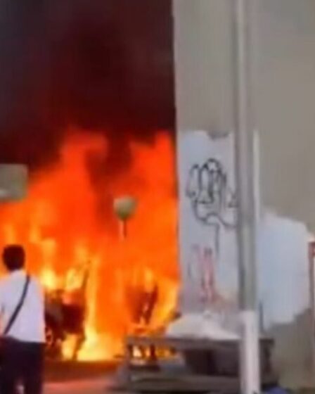Une boule de feu d'horreur éclate après la collision d'un train et d'un bus à Bangkok, faisant au moins 9 morts