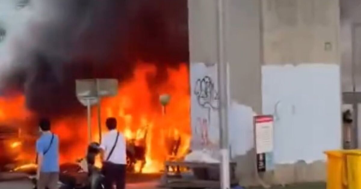 Une boule de feu d'horreur éclate après la collision d'un train et d'un bus à Bangkok, faisant au moins 9 morts