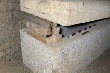 Une immense percée en Egypte : une momie vieille de 4 300 ans retrouvée recouverte d'or