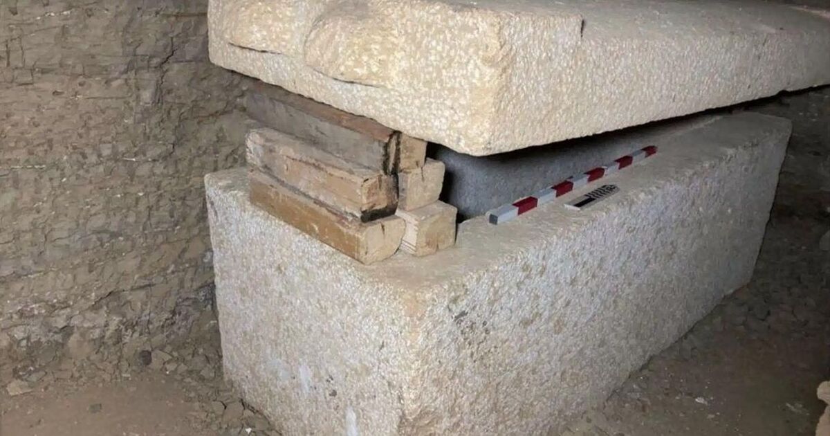 Une immense percée en Egypte : une momie vieille de 4 300 ans retrouvée recouverte d'or
