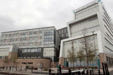 Verrouillage du Kirklees College EN DIRECT : « Les étudiants sont enfermés dans les salles de classe » alors que l'urgence se déroule