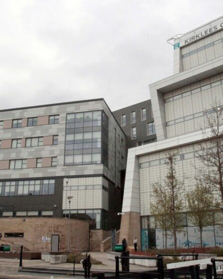 Verrouillage du Kirklees College EN DIRECT : « Les étudiants sont enfermés dans les salles de classe » alors que l'urgence se déroule