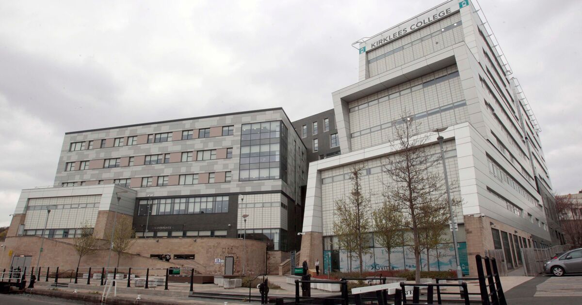 Verrouillage du Kirklees College EN DIRECT : « Les étudiants sont enfermés dans les salles de classe » alors que l'urgence se déroule