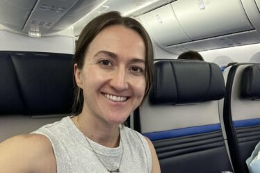 Je suis un écrivain de voyage et je réserve toujours le même siège d'avion pour avoir une rangée vide.