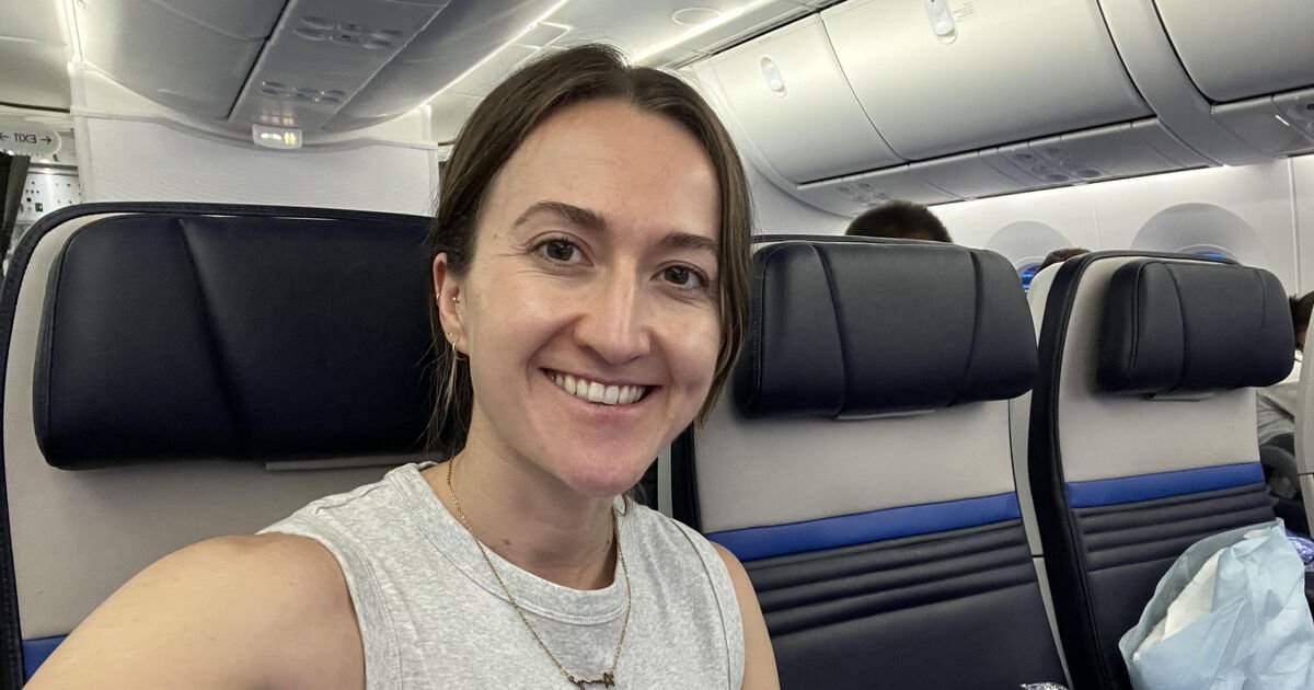 Je suis un écrivain de voyage et je réserve toujours le même siège d'avion pour avoir une rangée vide.