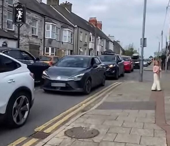 Voitures dans une rue étroite du Pays de Galles