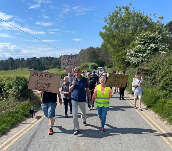 Manifestations contre les embouteillages sur la route d'accès à la plage