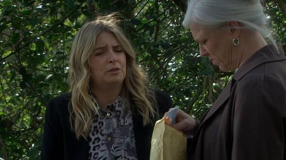 Charity Dingle et le Dr Todd à Emmerdale