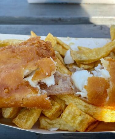 Les 10 meilleurs fish and chips du Royaume-Uni dévoilés alors qu'un endroit sous-estimé arrive en tête
