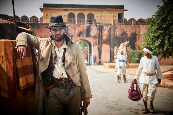 Tom Bateman portant un chapeau à Beecham House