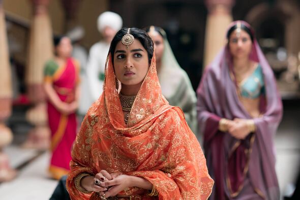 Une femme portant un sari rouge à Beecham House