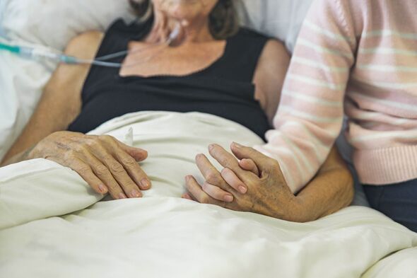 Une jeune fille tient la main de sa grand-mère malade Une jeune fille tient la main de sa grand-mère malade