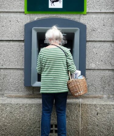 Le DWP dit que deux groupes « doivent demander » un paiement de 300 £ pour le carburant d'hiver en 2026