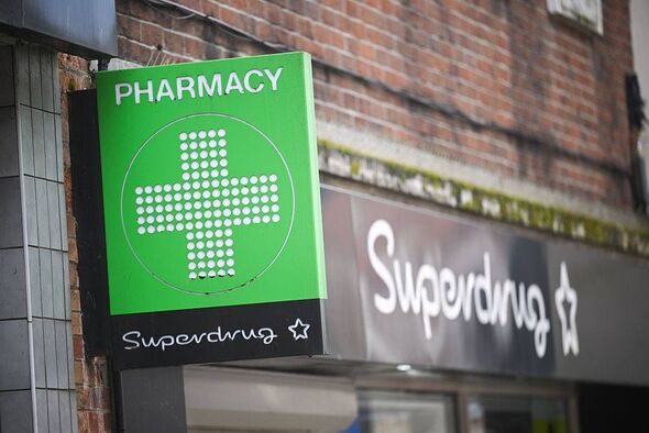 Vue extérieure générale d'un panneau de signalisation d'un magasin Superdrug Vue extérieure générale d'un panneau de signalisation d'un magasin Superdrug