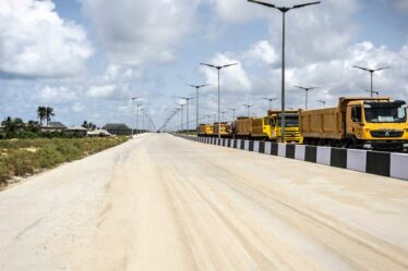 L'énorme nouvelle route côtière de l'Afrique s'étendant sur plus de 400 milles et coûtant 8,1 milliards de livres sterling
