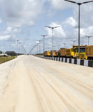 L'énorme nouvelle route côtière de l'Afrique s'étendant sur plus de 400 milles et coûtant 8,1 milliards de livres sterling