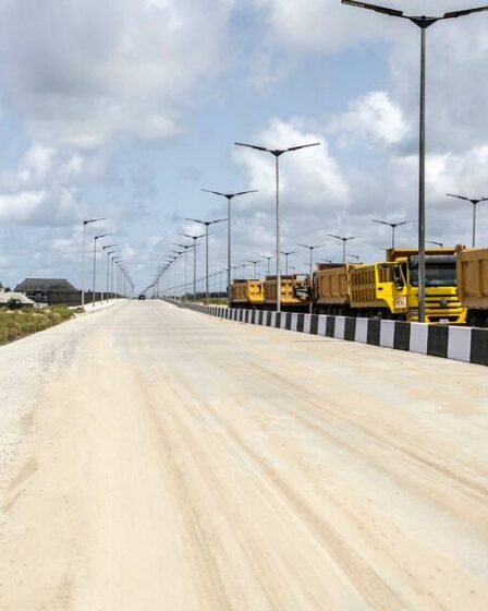 L'énorme nouvelle route côtière de l'Afrique s'étendant sur plus de 400 milles et coûtant 8,1 milliards de livres sterling