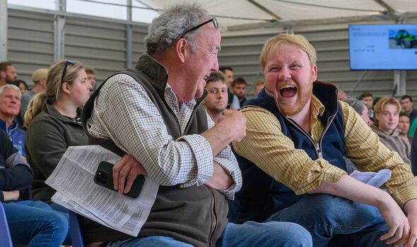 Deux hommes rient assis sur des chaises en plastique Deux hommes rient assis sur des chaises en plastique