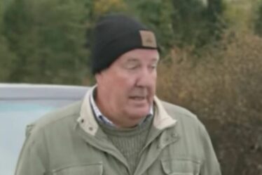 Jeremy Clarkson s'en va en trombe alors que des crottes de vache atterrissent dans sa bouche