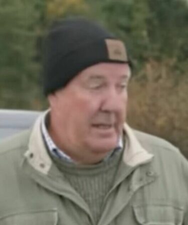 Jeremy Clarkson s'en va en trombe alors que des crottes de vache atterrissent dans sa bouche