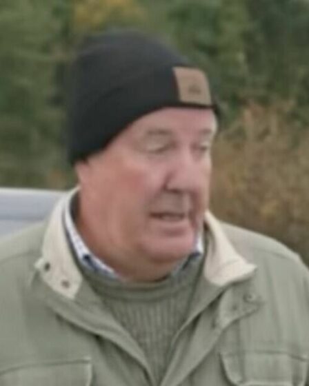 Jeremy Clarkson s'en va en trombe alors que des crottes de vache atterrissent dans sa bouche