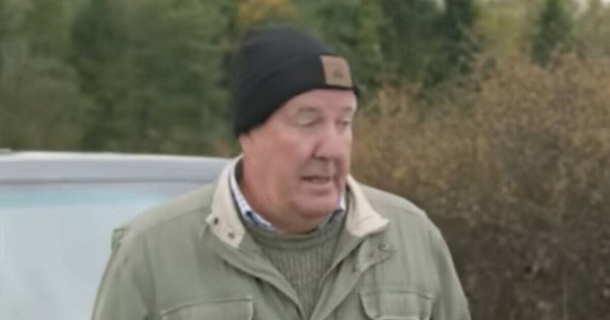 Jeremy Clarkson s'en va en trombe alors que des crottes de vache atterrissent dans sa bouche