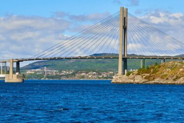 L'incroyable pont flottant de 72 millions de livres sterling s'étend sur 1,6 km et repose sur 10 pontons massifs