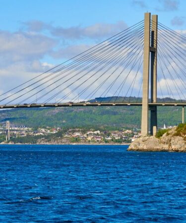 L'incroyable pont flottant de 72 millions de livres sterling s'étend sur 1,6 km et repose sur 10 pontons massifs