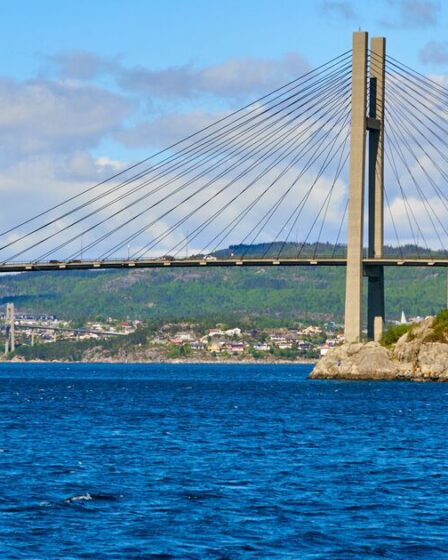 L'incroyable pont flottant de 72 millions de livres sterling s'étend sur 1,6 km et repose sur 10 pontons massifs
