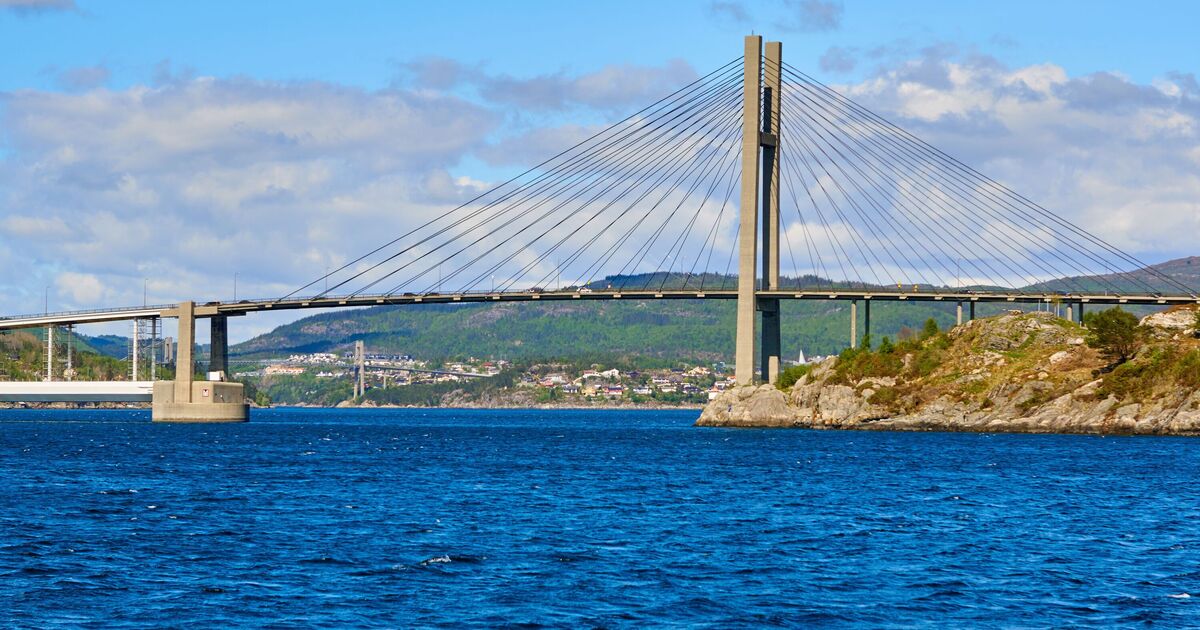 L'incroyable pont flottant de 72 millions de livres sterling s'étend sur 1,6 km et repose sur 10 pontons massifs