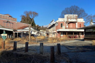 À l’intérieur d’un parc à thème Wild-West abandonné de 75 millions de livres sterling, laissé pourrir pendant 20 ans