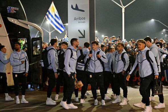 L'équipe nationale uruguayenne de football arrive à l'aéroport international de Carrasco avant son départ pour le Mexique pour la FIFA 202